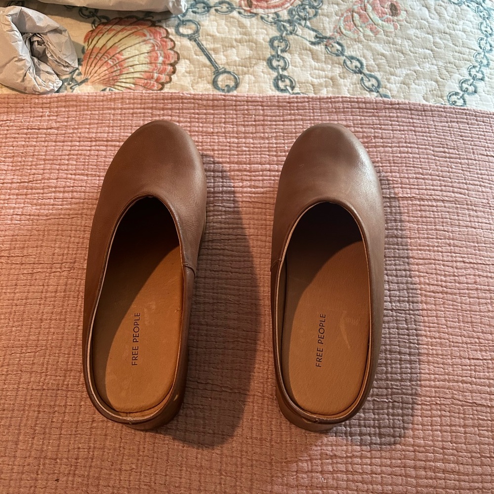 Free People Calli Clogs Milk Chocolate size 10 M